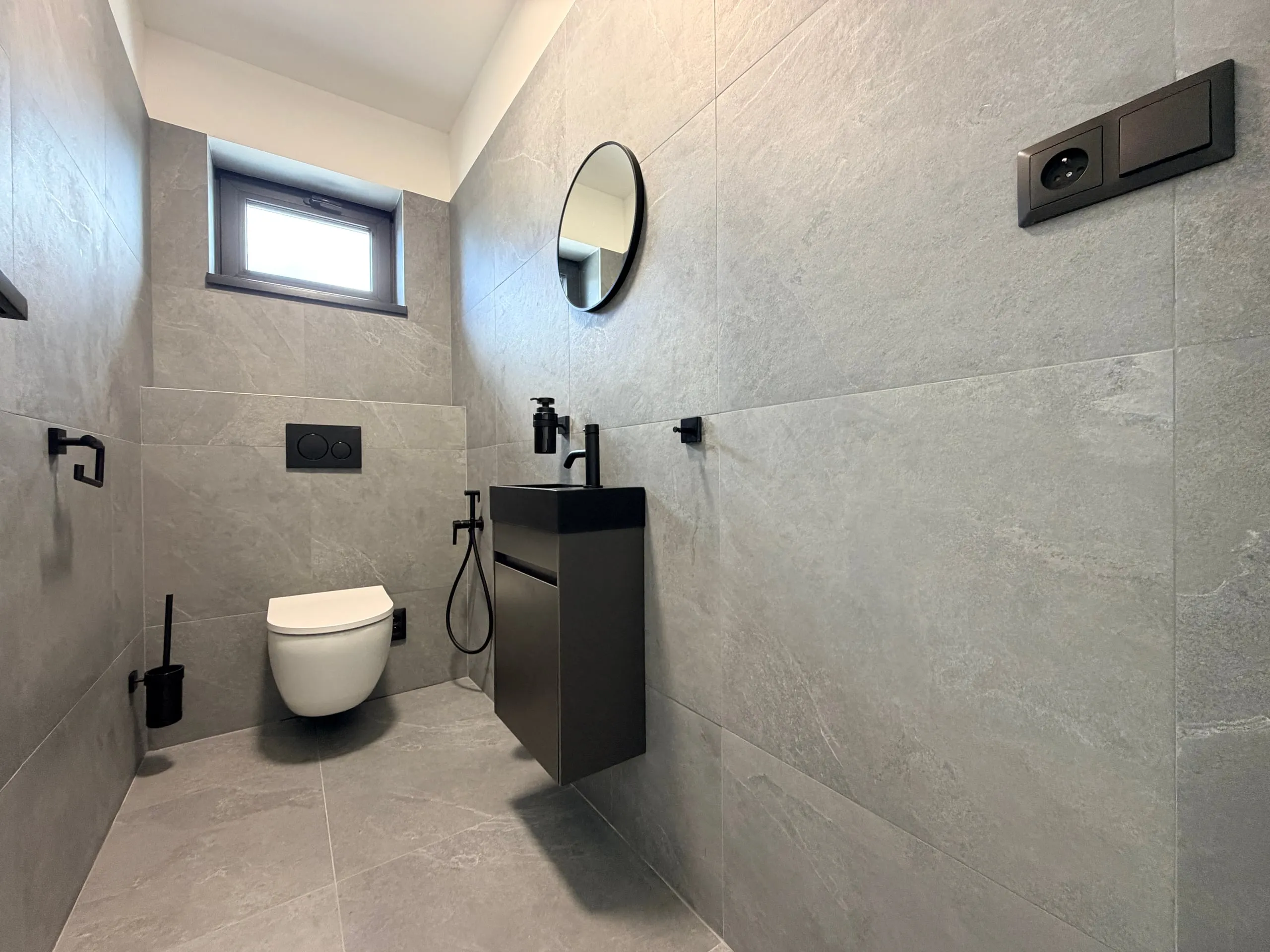 Samostatné WC se závěsnou toaletou