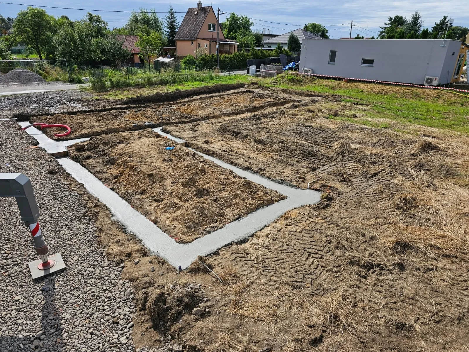 Betonové základové pasy v rýhách na pozemku